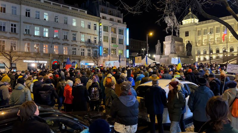 Lidé v centru Prahy demonstrují na podporu Ukrajiny